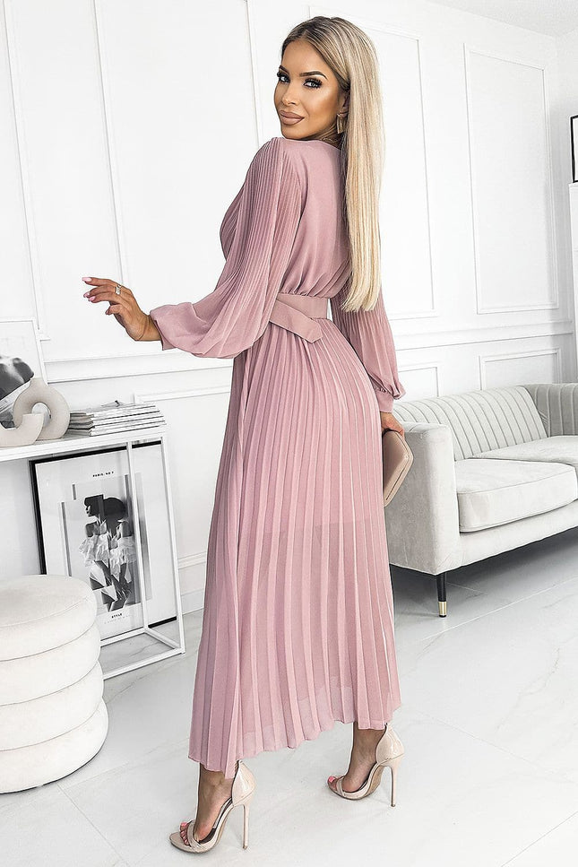 Robe soirée chic rose longue manches longues et plissée parfaite pour cocktail et événement élégant.