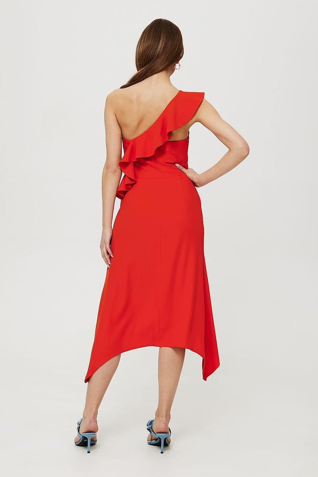 Robe rouge asymétrique midi sans manches pour soirée cocktail, détail volant, idéale pour gala ou évènement chic.