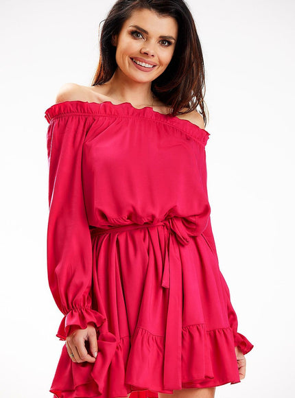 Robe rouge midi à épaules dénudées et manches longues pour soirée chic ou cocktail, avec ceinture à nouer, style fluide et élégant.