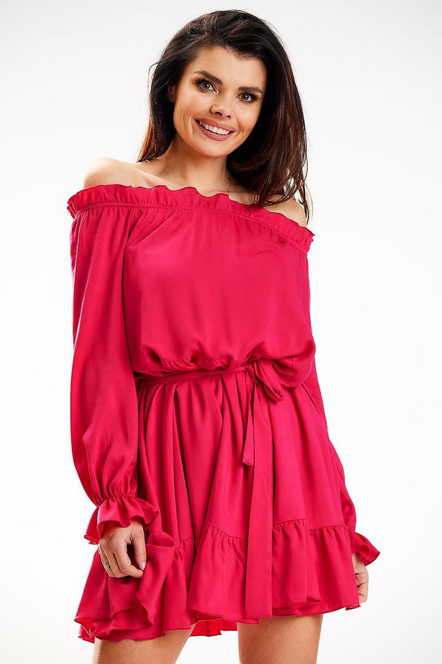 Robe rouge midi à épaules dénudées et manches longues pour soirée chic ou cocktail, avec ceinture à nouer, style fluide et élégant.