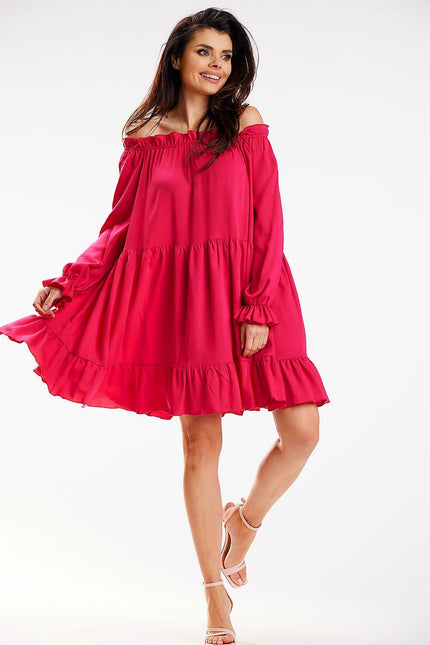 Robe rouge pour soirée, épaules dénudées, style chic et féminin, longueur midi, parfaite pour cocktail ou événement estival.