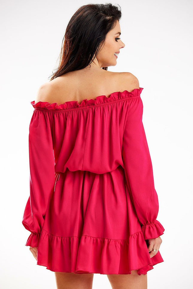 Robe rouge midi à épaules dénudées et manches longues pour cocktail ou soirée, style chic et féminin.