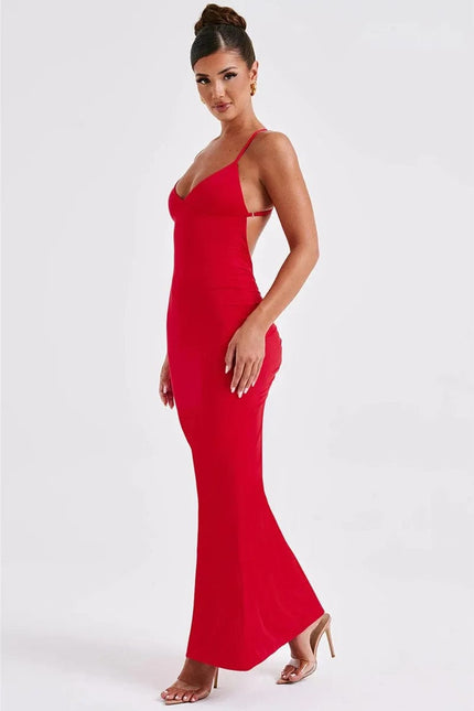 Robe rouge chic dos nu pour soirée, coupe moulante avec longueur longue et sans manches, idéale pour cocktail ou gala.