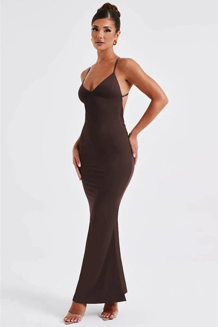 Robe marron chic longue dos nu pour soirée, style moulant avec manches fines, idéale pour événement cocktail ou gala.