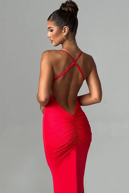 Robe rouge chic dos nu longue pour soirée, avec silhouette moulante et détail plissé, idéale pour cocktail ou événement élégant.