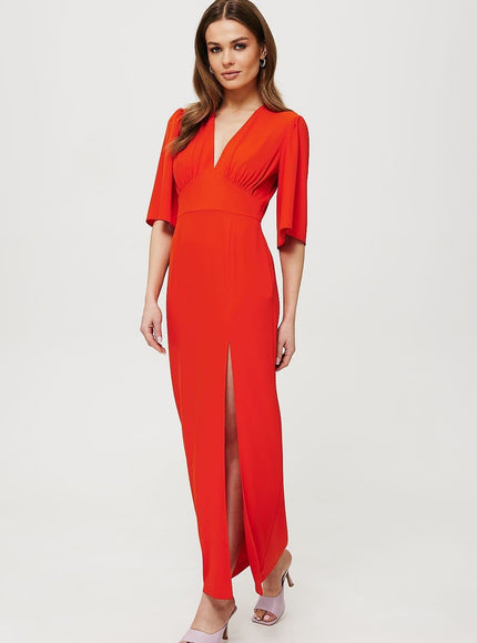 Robe soirée rouge longue taille empire avec manches courtes et fente pour cocktail ou mariage invité chic.