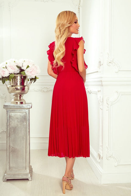 Robe rouge plissée cocktail midi avec manches courtes et volants, parfaite pour une soirée ou un événement chic.