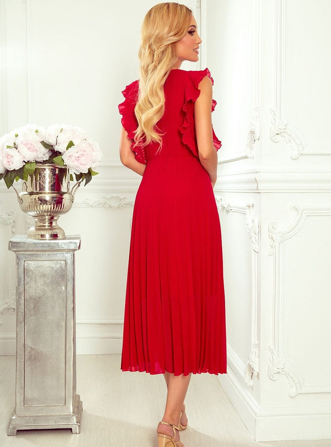 Robe rouge plissée cocktail midi avec manches courtes et volants, parfaite pour une soirée ou un événement chic.