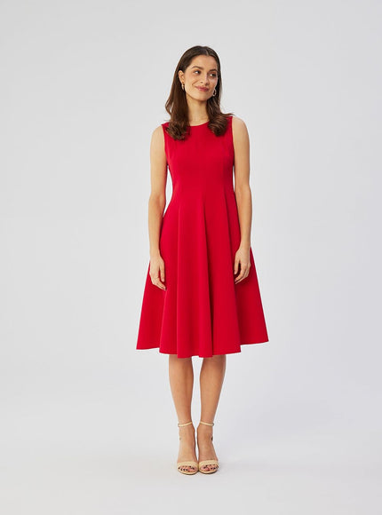 Robe rouge midi trapèze sans manches pour cocktail ou soirée, style chic et élégant, parfaite pour événements formels.