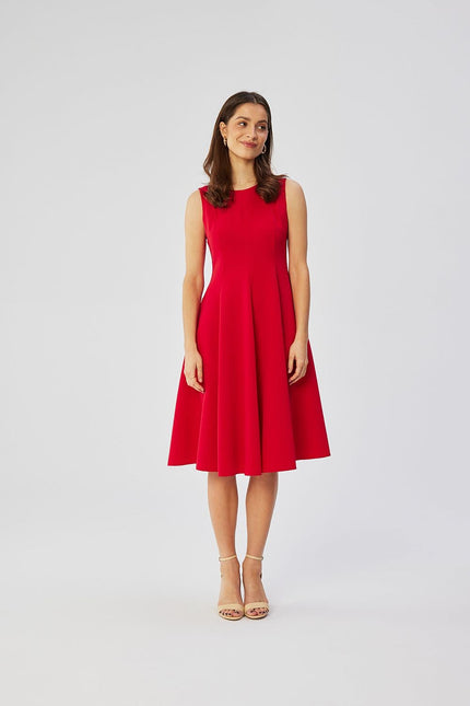 Robe rouge midi trapèze sans manches pour cocktail ou soirée, style chic et élégant, parfaite pour événements formels.