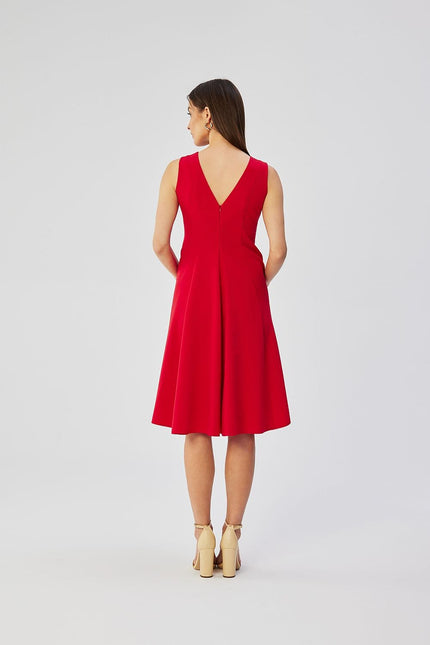 Robe rouge trapèze midi sans manches idéale pour cocktail, soirée chic ou événement gala, décolleté en V élégant.