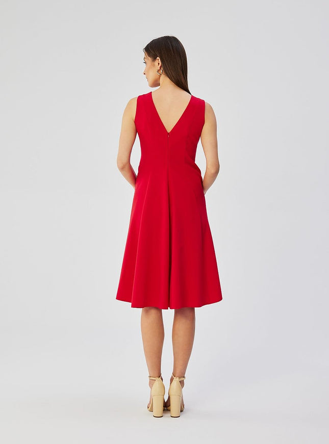 Robe rouge trapèze midi sans manches idéale pour cocktail, soirée chic ou événement gala, décolleté en V élégant.