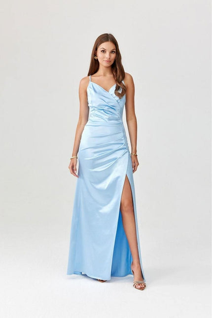 Robe soirée bleu longue dos nu élégante pour événement chic avec fente latérale et silhouette moulante.