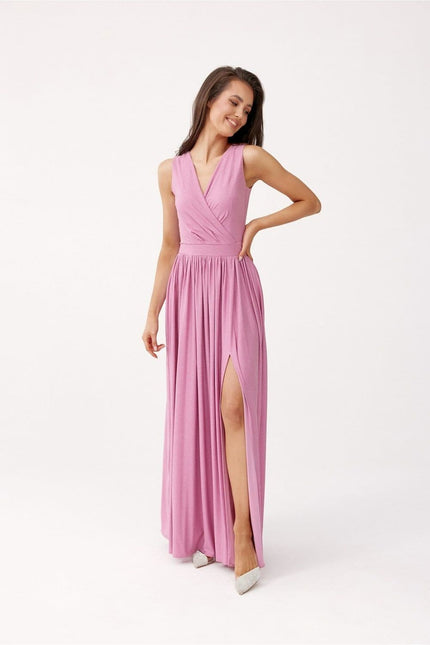 Robe soirée chic rose longue avec fente élégante pour gala ou événement festif, silhouette fluide et classe.