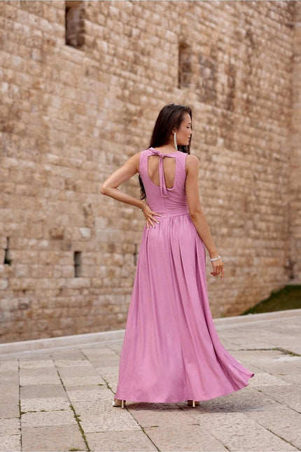 Robe soirée chic rose longue avec fente élégante, dos nu et nœud, parfaite pour gala ou cocktail.