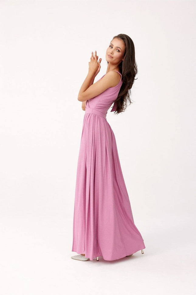 Robe soirée chic rose longue fendue pour femme élégante, idéale pour gala ou mariage, silhouette princesse avec dos nu.