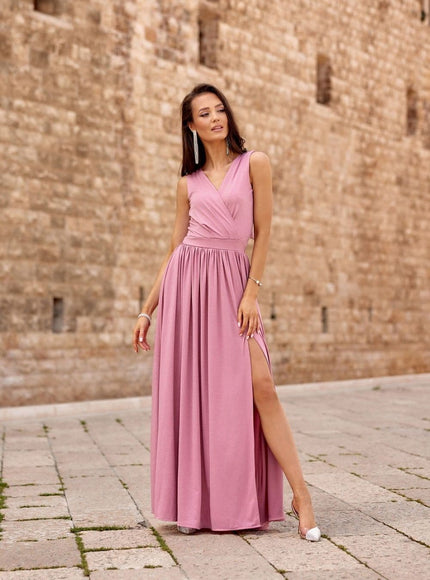 Robe soirée chic rose longue fendue pour mariage ou gala avec décolleté en V et sans manches.