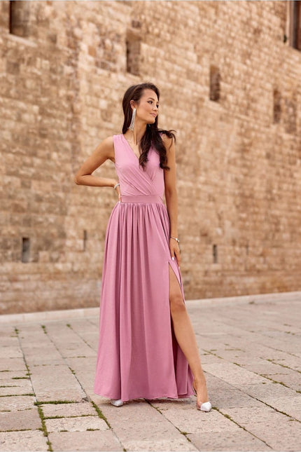 Robe soirée chic rose longue fendue pour événement élégant avec un design élégant et une fente latérale