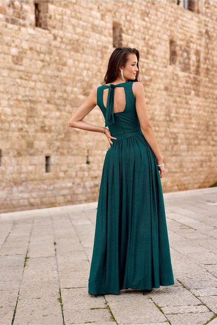 Robe de soirée verte longue et fendue élégante, parfaite pour un gala ou un mariage, mise en valeur par une coupe trapèze et un dos nu.