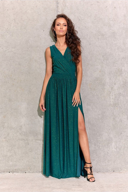 Robe soirée verte longue fendue élégante avec paillettes et manches courtes pour cocktail ou événement festif.