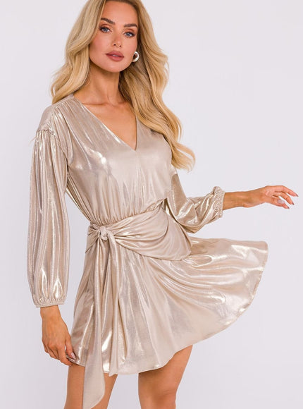 Robe soirée chic dorée manches longues, décolleté en V, courte - idéale pour cocktail ou gala.