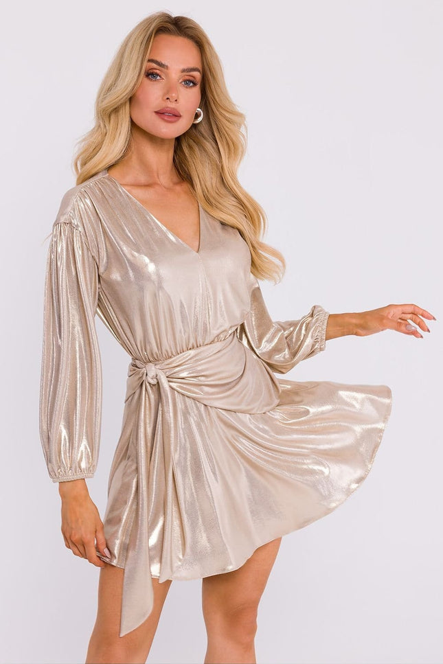 Robe soirée chic dorée manches longues, décolleté en V, courte - idéale pour cocktail ou gala.