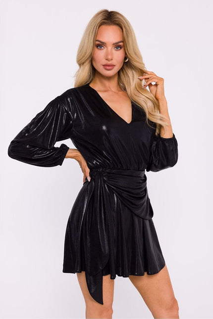 Robe soirée chic noire courte à manches longues et décolleté en V pour cocktail ou gala.