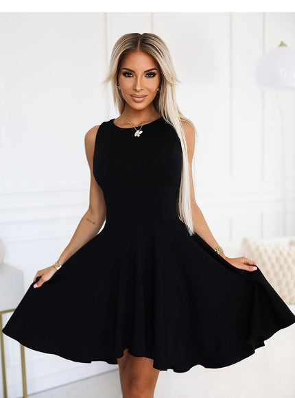 Robe noire évasée sans manches