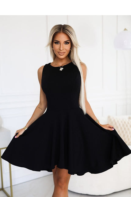 Robe noire évasée sans manches