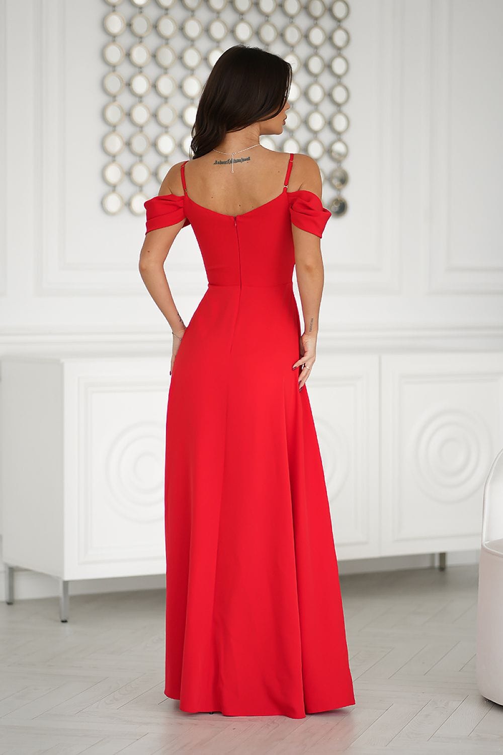 Robe de soirée chic rouge longue décolleté dos nu, parfaite pour une cérémonie ou un gala élégant.