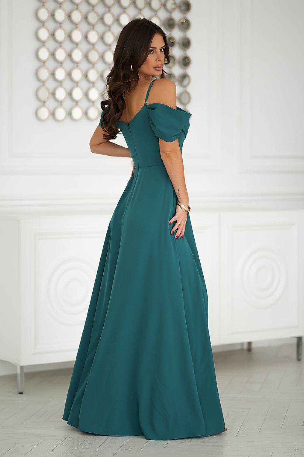 robe de soirée chic verte longue épaules dénudées élégante pour mariage ou gala sophistiqué