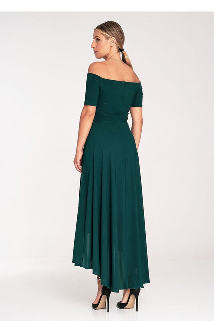 Robe verte élégante pour mariage invité chic, silhouette trapèze, midi à épaules dénudées.