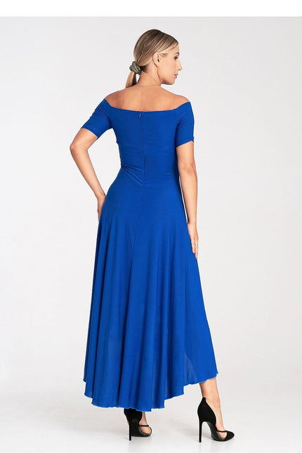 Robe bleue midi chic à épaules dénudées pour soirée ou cocktail, silhouette trapèze.