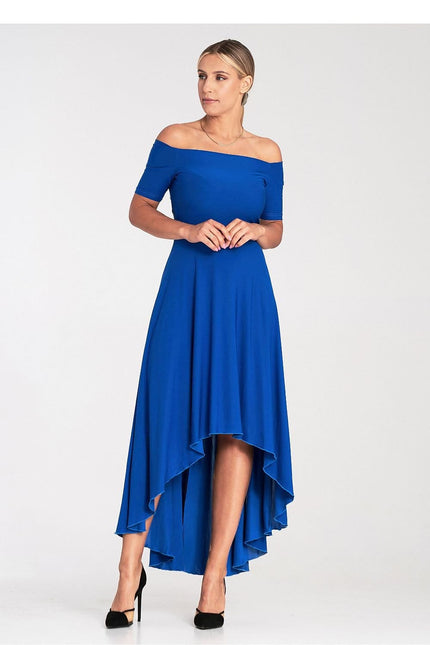 Robe bleue asymétrique à épaules dénudées pour soirée chic, mi-longue avec manches courtes.