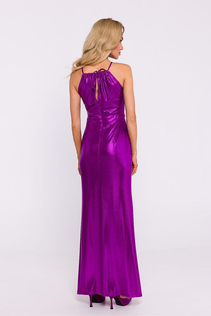 Robe longue violette satinée avec dos nu et manche longue pour soirée chic.