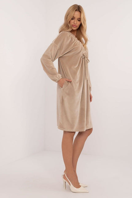 Robe beige casual midi à manches longues et silhouette droite pour cocktail ou travail.