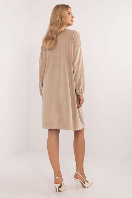 Robe beige casual midi à manches longues pour cocktail ou soirée simple.