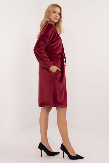 Robe bordeaux midi soirée chic manches longues en velours pour cocktail ou gala.