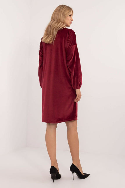 Robe bordeaux courte chic en velours avec manches longues pour soirée ou cocktail.