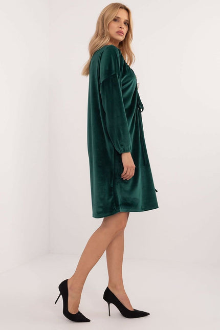 Robe verte midi chic à manches longues, idéale pour une soirée cocktail ou un événement d'automne.