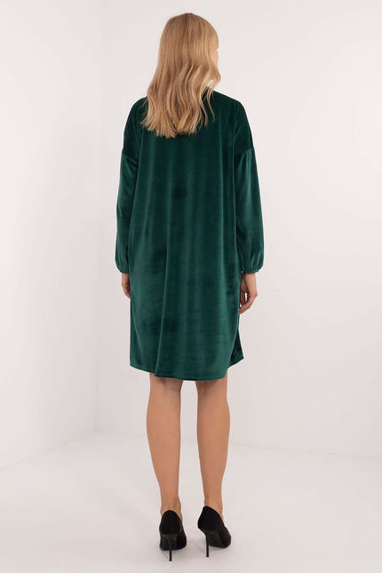 Robe en velours vert midi chic et simple avec manches longues pour cocktail ou soirée d'hiver.