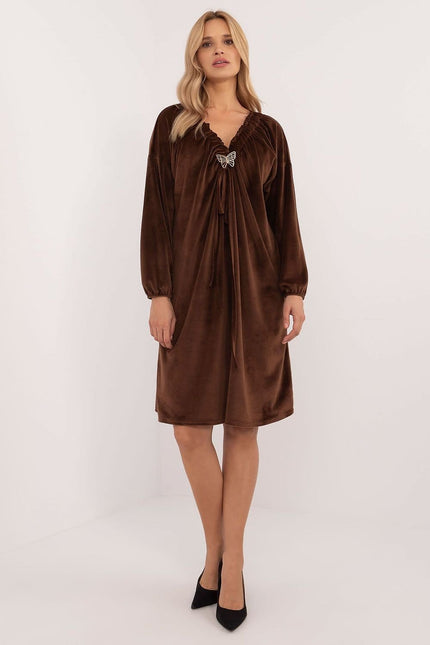 Robe marron courte décontractée avec manches longues et détails de noeud, parfaite pour une soirée simple ou un événement casual.