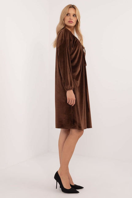 Robe marron courte chic pour soirée avec manches longues et silhouette droite.