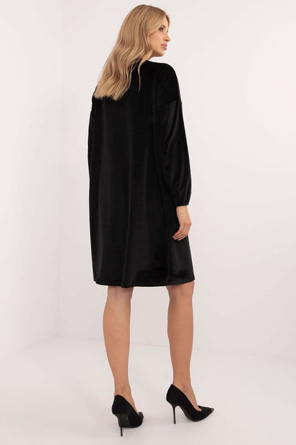 Robe noire courte manches longues pour soirée chic et élégante, style simple et habillé.