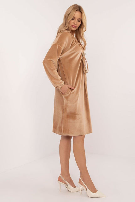 Robe terracotta mi-longue en velours à manches longues pour soirée chic et décontractée.