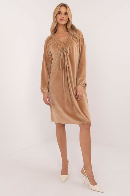 Robe pull beige midi à manches longues et décolleté avec lien pour un style casual chic.