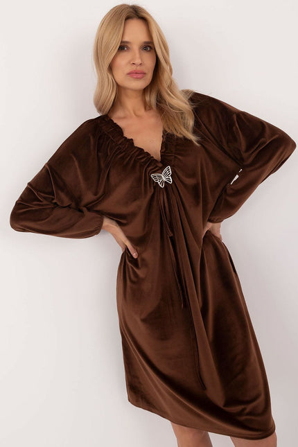 Robe courte marron style soirée chic avec manches longues et silhouette droite pour femme.