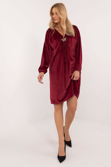 Robe bordeaux soirée chic manches longues, courte et droite pour cocktail ou événement élégant.