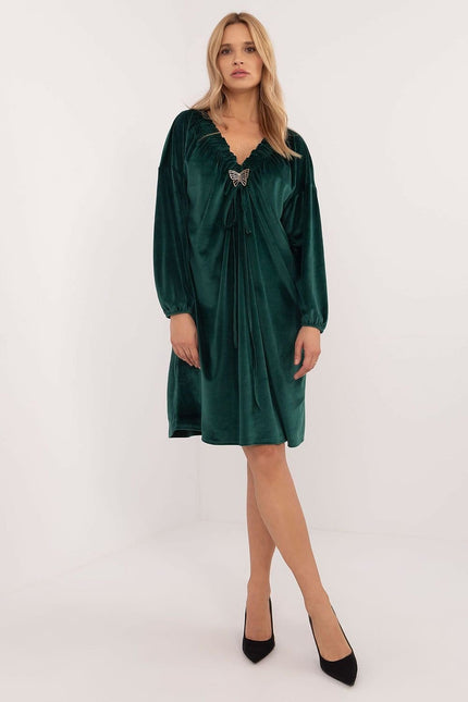 Robe verte soirée chic manches longues col V détail papillon taille midi pour gala ou cocktail.