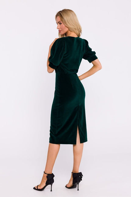 Robe verte élégante de cocktail midi à manches courtes et fente pour soirée chic.